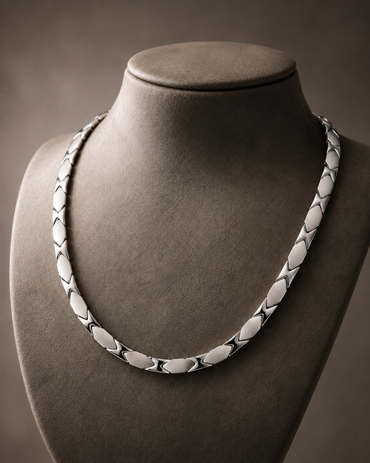 WOLLET Silver Geometric Link Necklace – Modern Minimalist Statement Jewelry